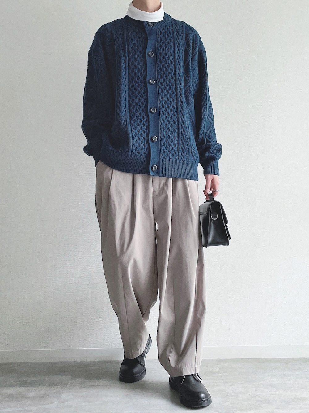 ブルー系のトップス、ホワイト系のTシャツ/カットソー、ベージュ系のその他パンツを着用したメンズの冬コーディネートの2枚目の写真