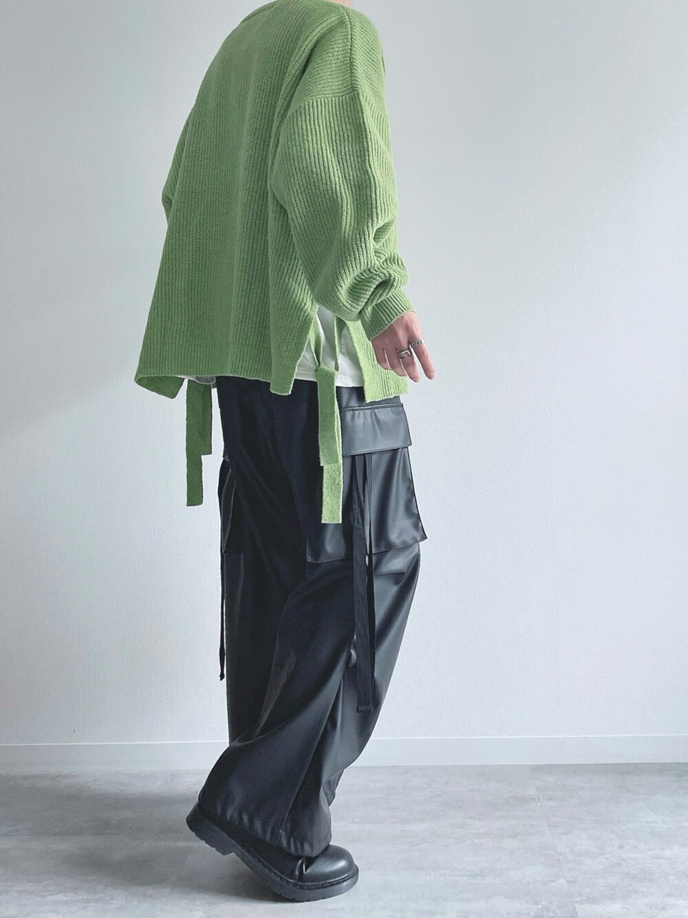 グリーン系のカーディガン/ボレロ、ホワイト系のTシャツ/カットソー、ブラック系のカーゴパンツを着用したメンズの秋コーディネートの4枚目の写真