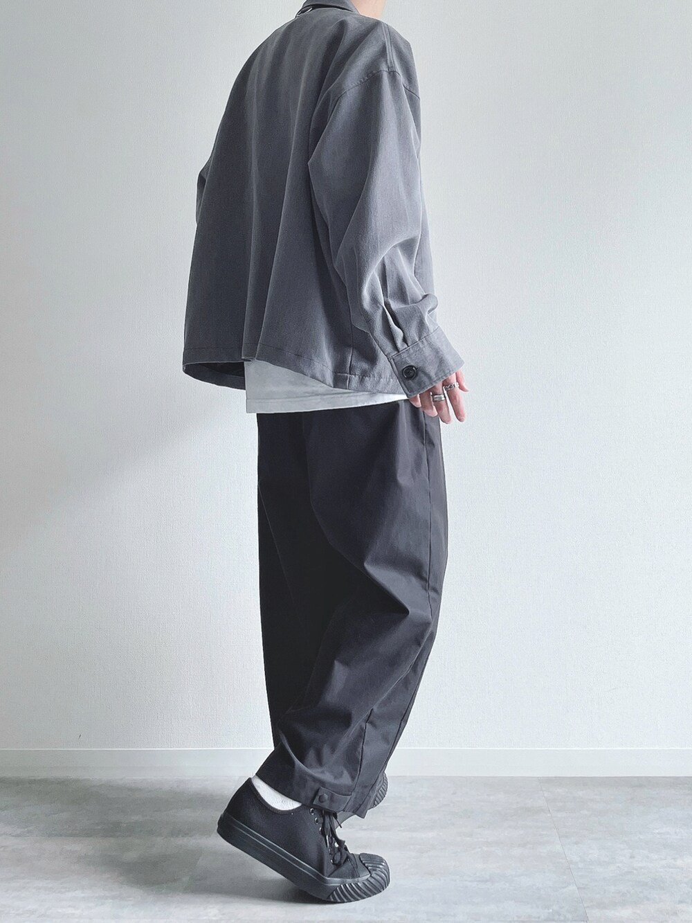 グレー系のブルゾン、ホワイト系のTシャツ/カットソー、ブラック系のその他パンツを着用したメンズの秋コーディネートの4枚目の写真