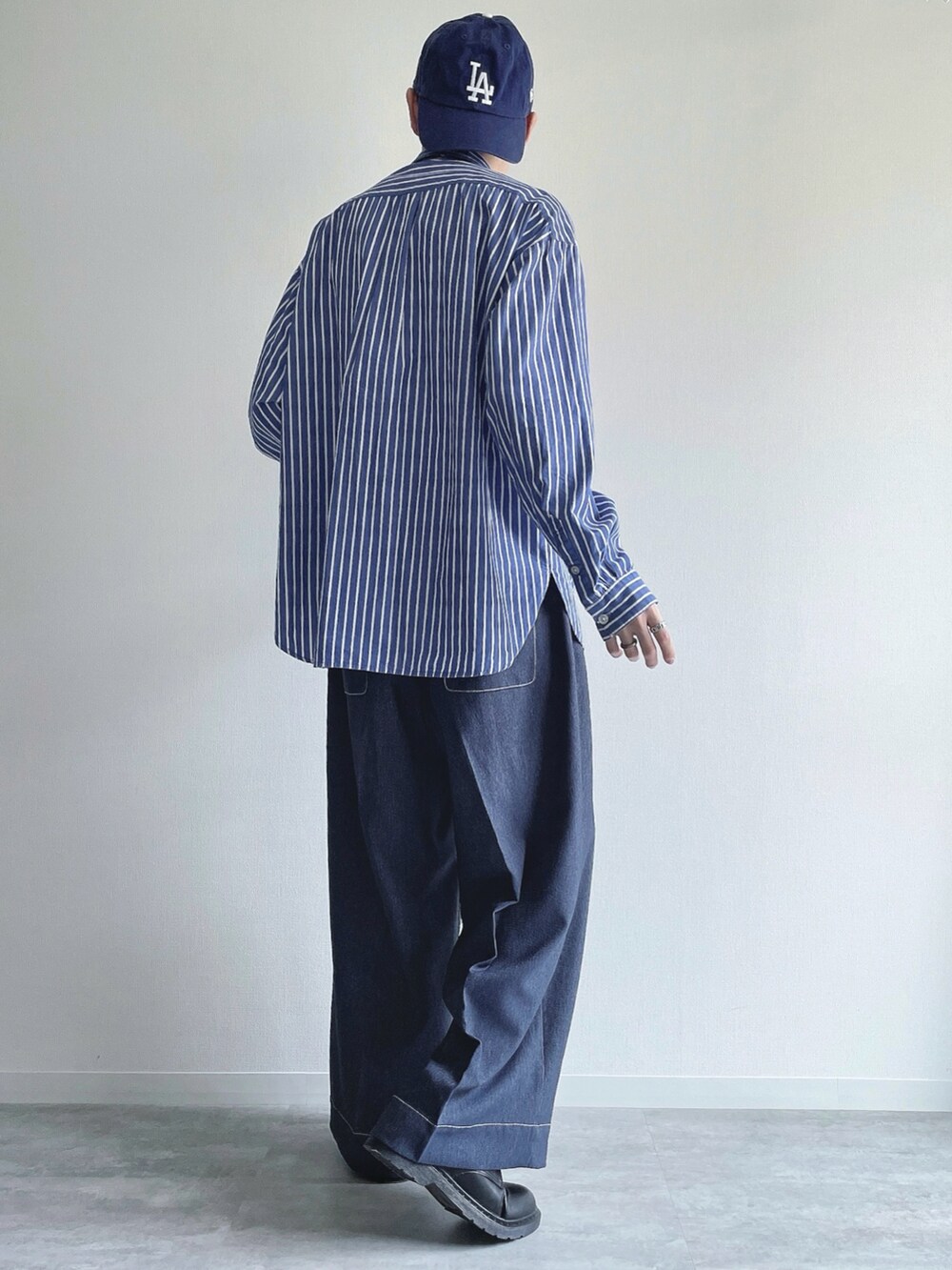 ブルー系のシャツ/ブラウス、ブルー系のデニムパンツ、ブラック系のシューズを着用したメンズの春コーディネートの4枚目の写真