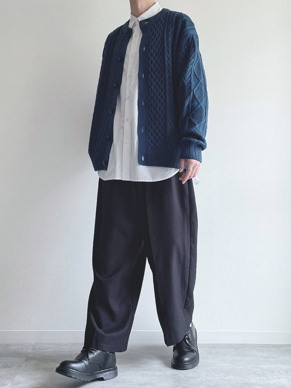 ブルー系のトップス、ホワイト系のトップス、ブラック系のスラックスを着用したメンズの春コーディネートの5枚目の写真