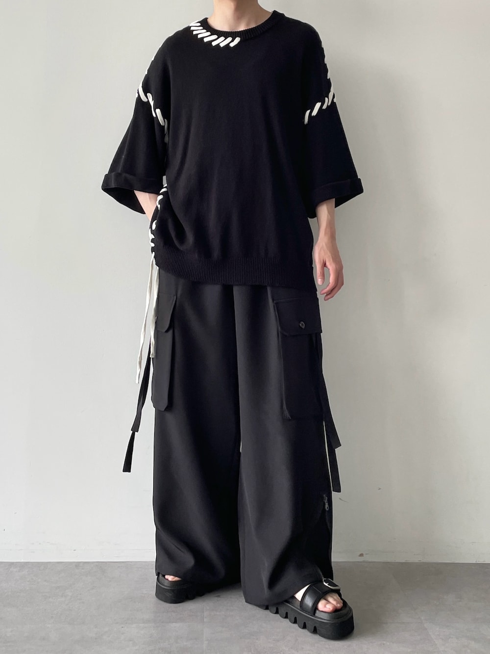 ブラック系のニット/セーター、ブラック系のその他パンツ、ブラック系のサンダルを着用したメンズの春コーディネートの5枚目の写真