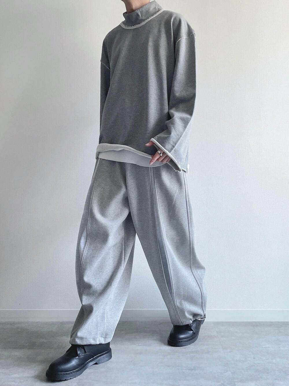 グレー系のスウェット、ホワイト系のTシャツ/カットソー、グレー系のパンツを着用したメンズの冬コーディネートの5枚目の写真