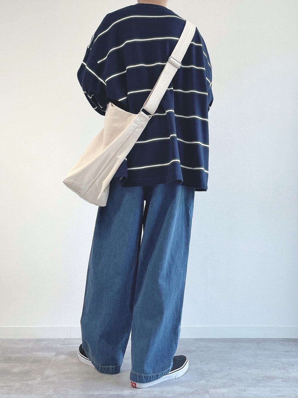 ブルー系のTシャツ/カットソー、ブルー系のデニムパンツ、ブラック系のスニーカーを着用したメンズの春コーディネートの4枚目の写真