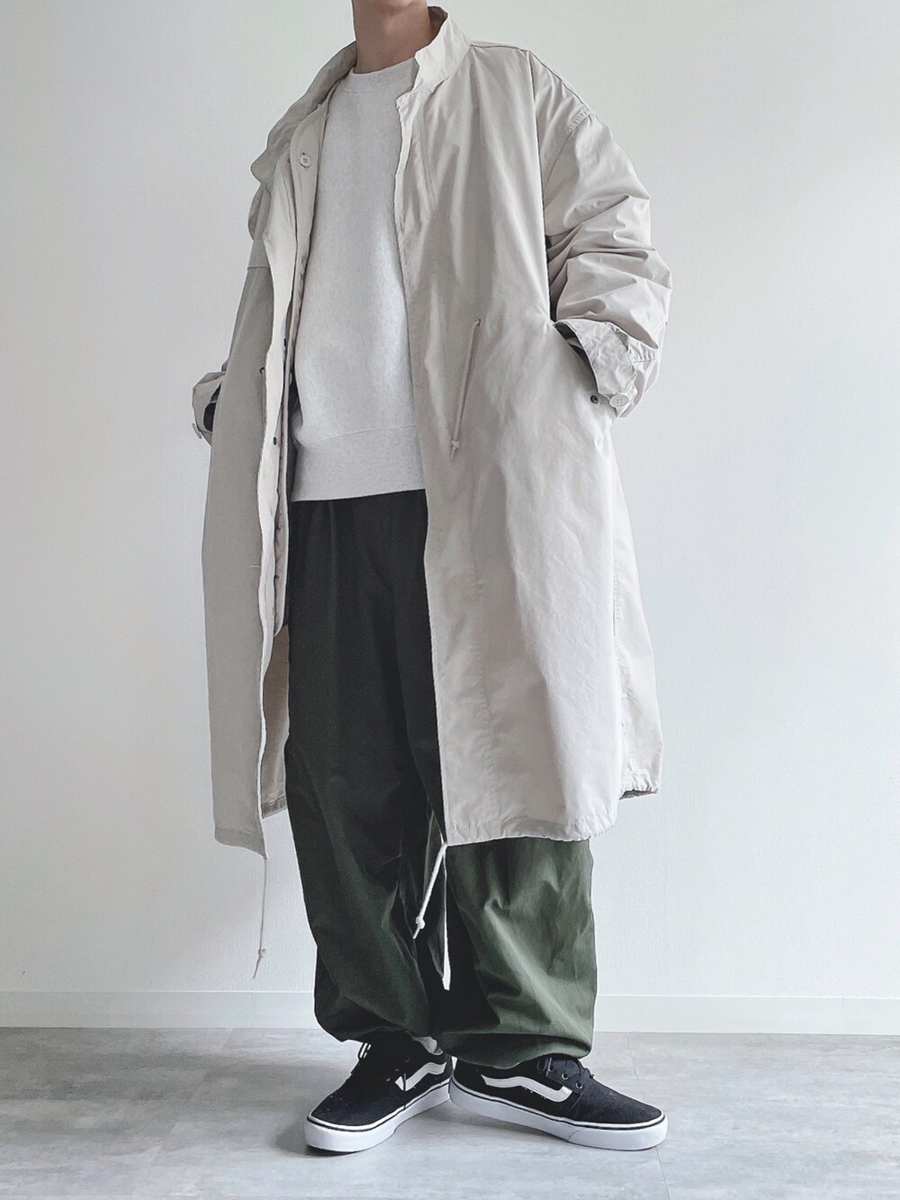 ホワイト系のその他アウター、グレー系のトップス、グリーン系のカーゴパンツを着用したメンズの春コーディネートの4枚目の写真