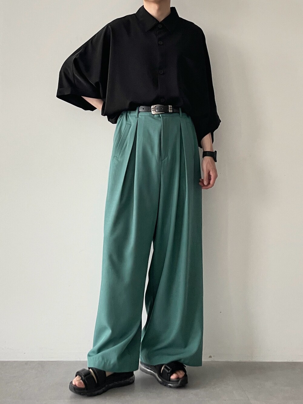 ブラック系のシャツ/ブラウス、グリーン系のスラックス、ブラック系のシューズを着用したメンズの春コーディネートの3枚目の写真