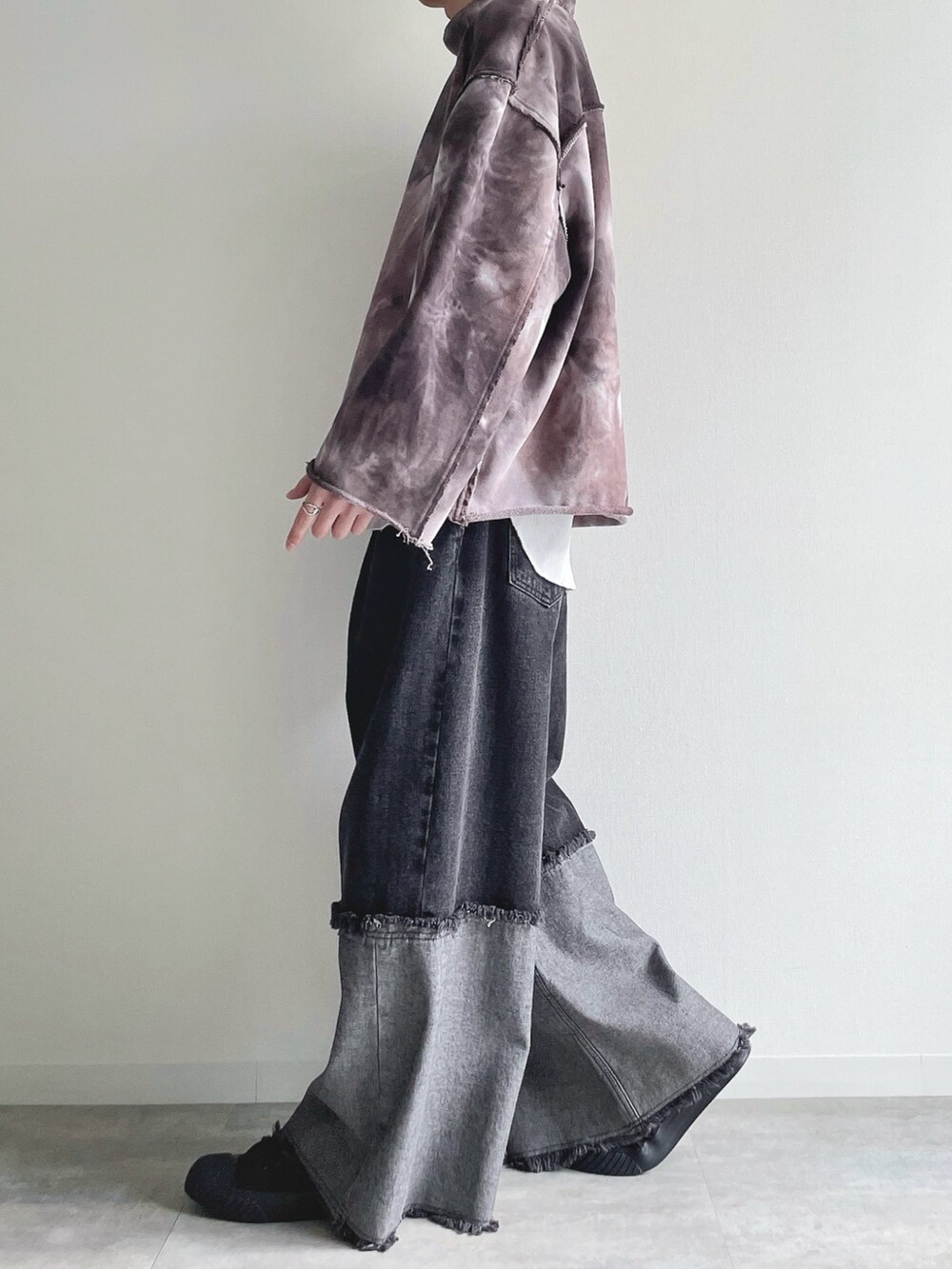 ブラウン系のスウェット、ホワイト系のタンクトップ、ブラック系のデニムパンツを着用したメンズの春コーディネートの2枚目の写真