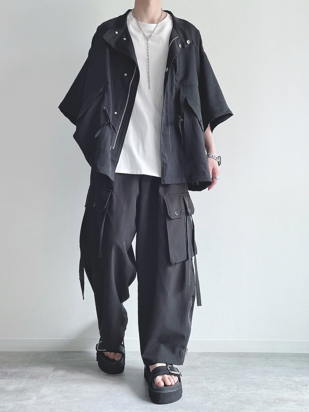 ブラック系のシャツ/ブラウス、ホワイト系のTシャツ/カットソー、ブラック系のカーゴパンツを着用したメンズの春コーディネートの2枚目の写真