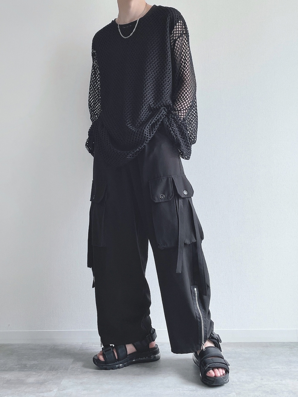 ブラック系のTシャツ/カットソー、ブラック系のTシャツ/カットソー、ブラック系のカーゴパンツを着用したメンズの夏コーディネートの4枚目の写真
