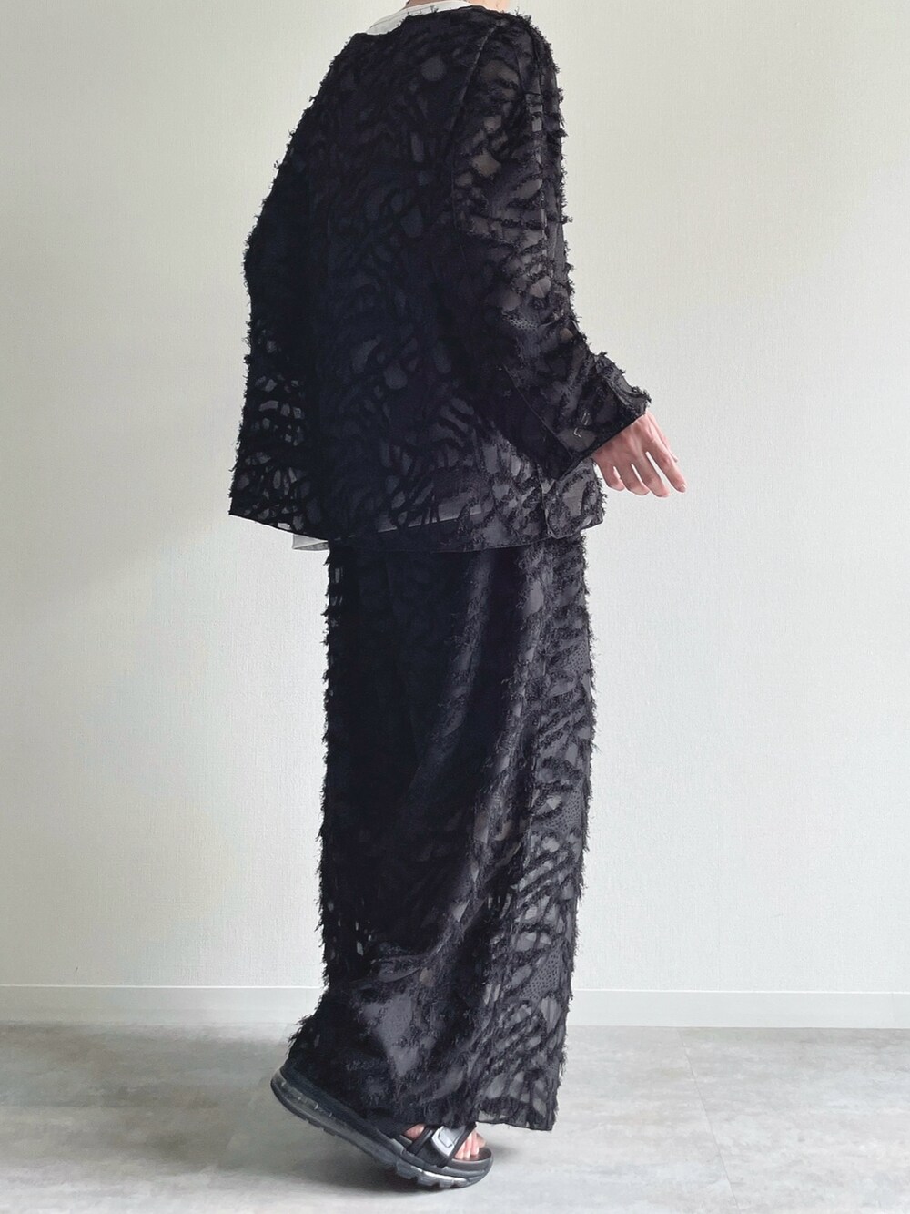 ブラック系のTシャツ/カットソー、ホワイト系のタンクトップ、ブラック系のその他パンツを着用したメンズの秋コーディネートの4枚目の写真