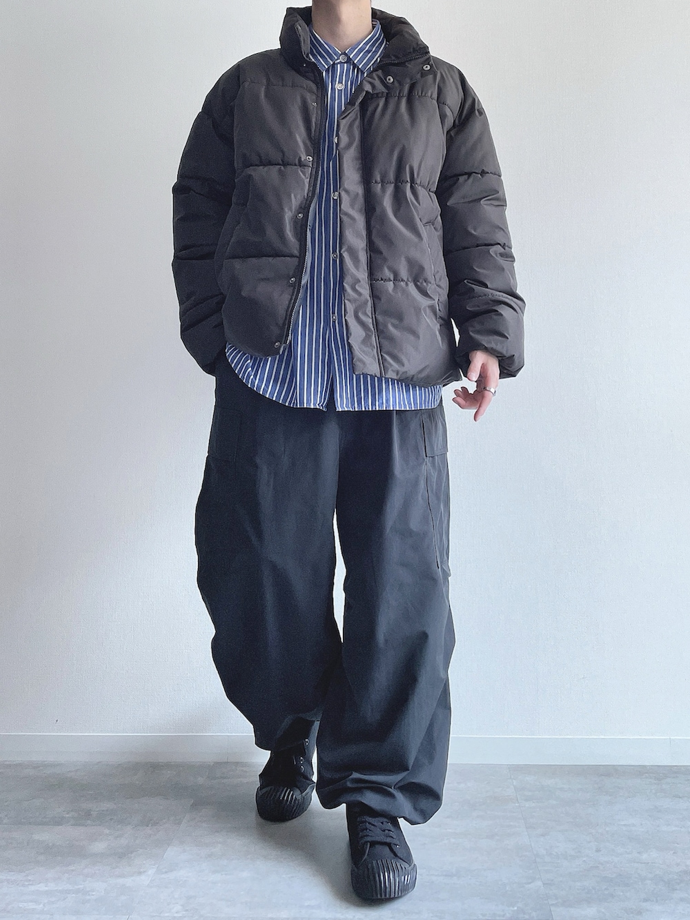 ブラック系のダウンジャケット/コート、ブルー系のシャツ/ブラウス、ブラック系のカーゴパンツを着用したメンズの冬コーディネートの2枚目の写真