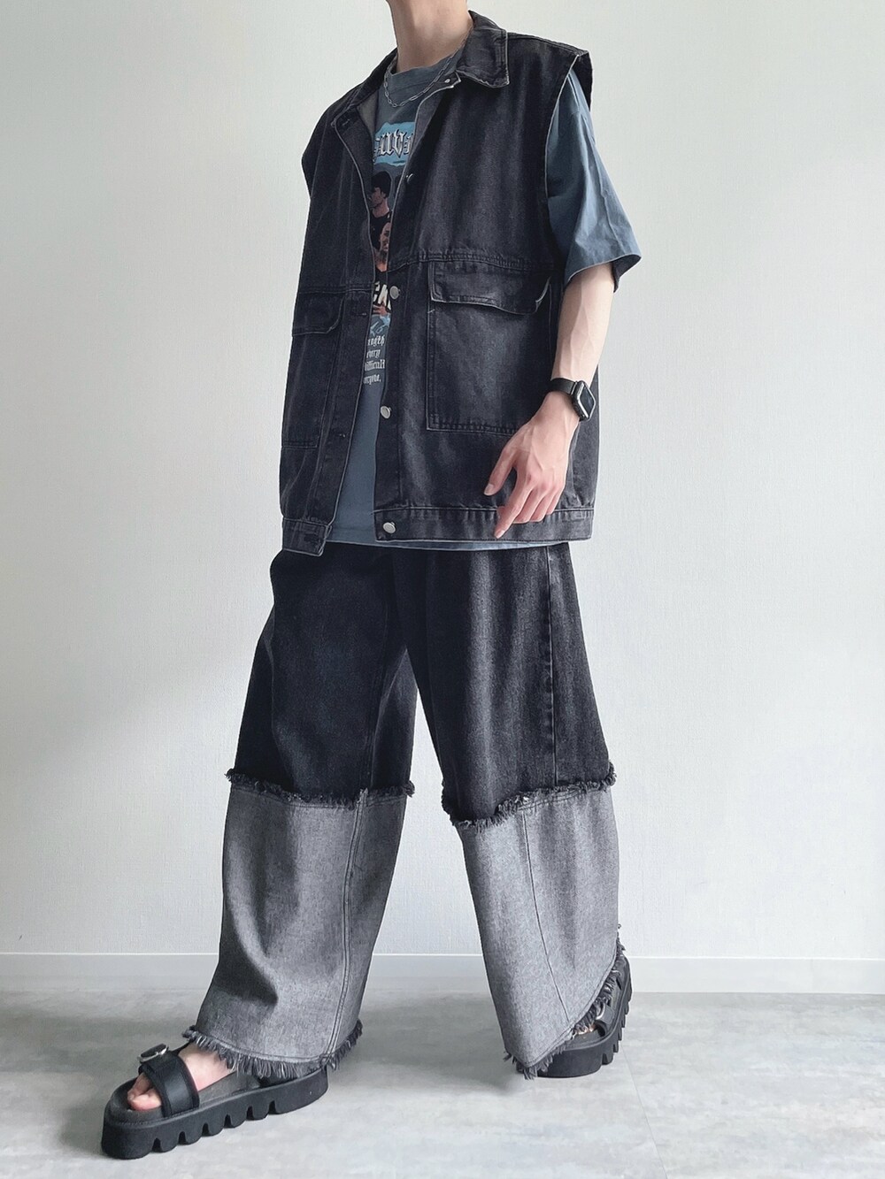 ブラック系のベスト、ブルー系のTシャツ/カットソー、ブラック系のデニムパンツを着用したメンズの夏コーディネートの5枚目の写真