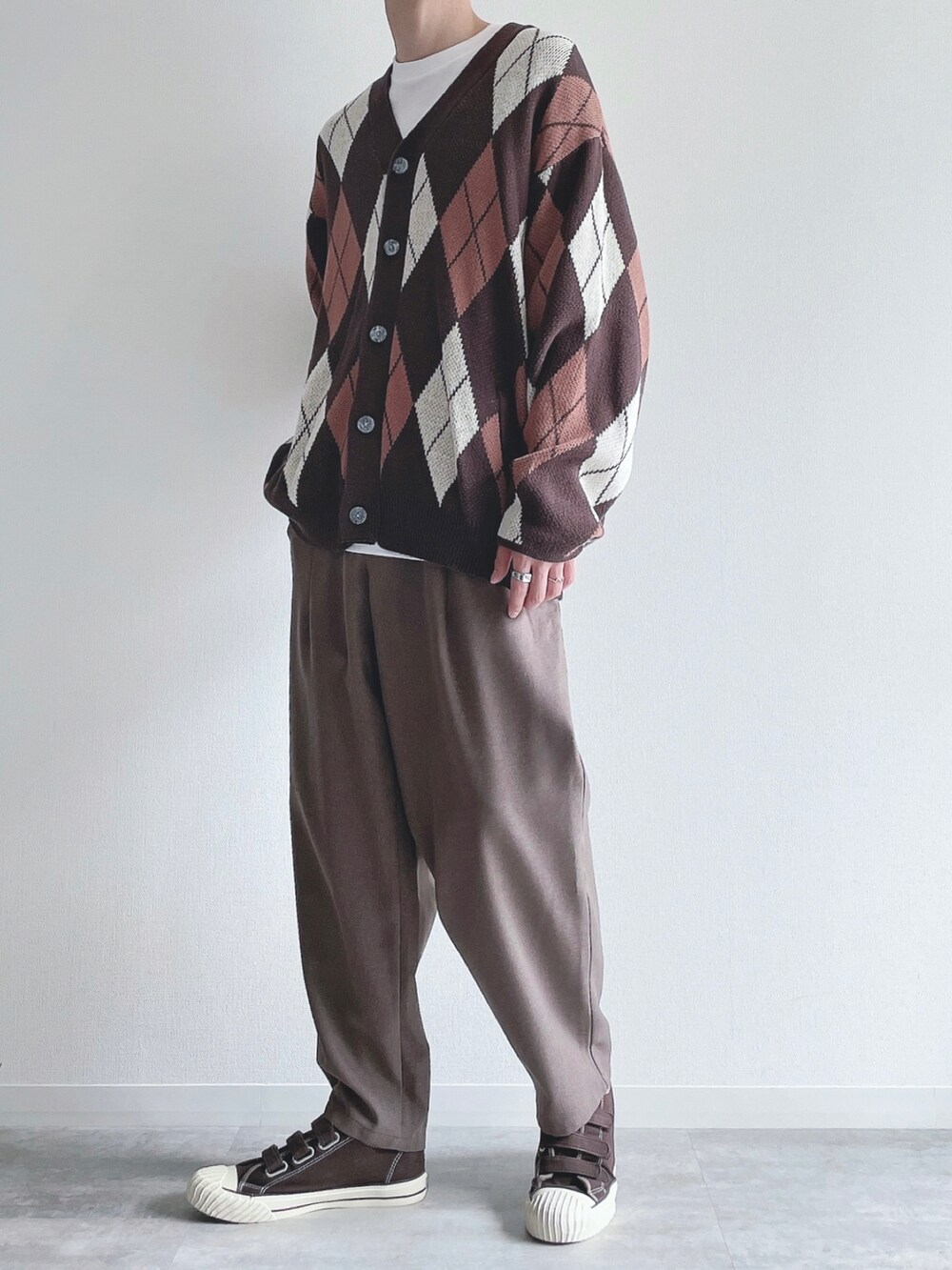 その他のカーディガン/ボレロ、ホワイト系のTシャツ/カットソー、グリーン系のパンツを着用したメンズの秋コーディネートの2枚目の写真