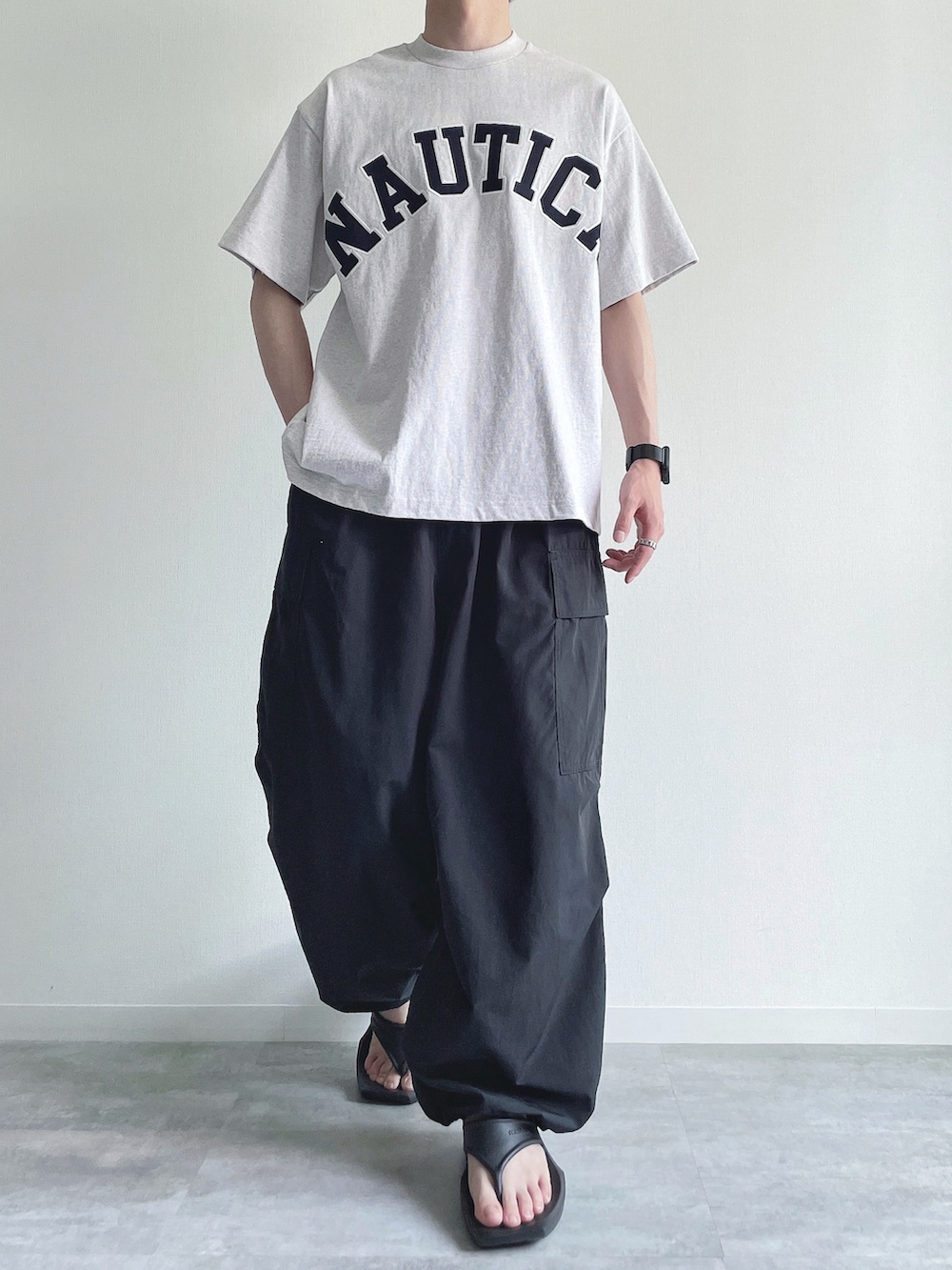 グレー系のTシャツ/カットソー、ブラック系のカーゴパンツ、ブラック系のサンダルを着用したメンズの夏コーディネートの2枚目の写真