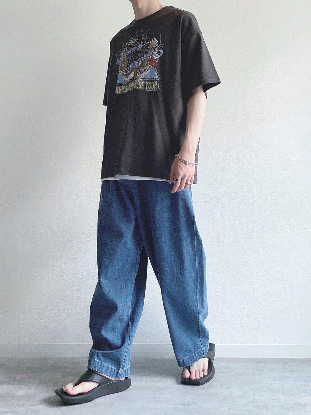 ブラック系のTシャツ/カットソー、ホワイト系のタンクトップ、ブルー系のデニムパンツを着用したメンズの夏コーディネートの5枚目の写真