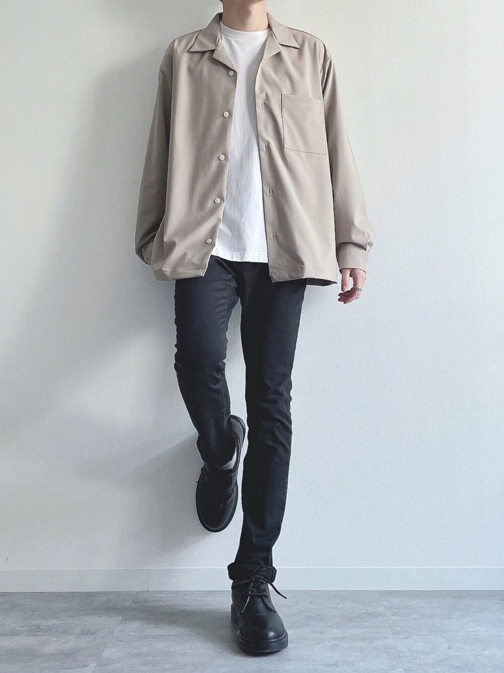 ベージュ系のトップス、ホワイト系のTシャツ/カットソー、ブラック系のパンツを着用したメンズの春コーディネートの2枚目の写真