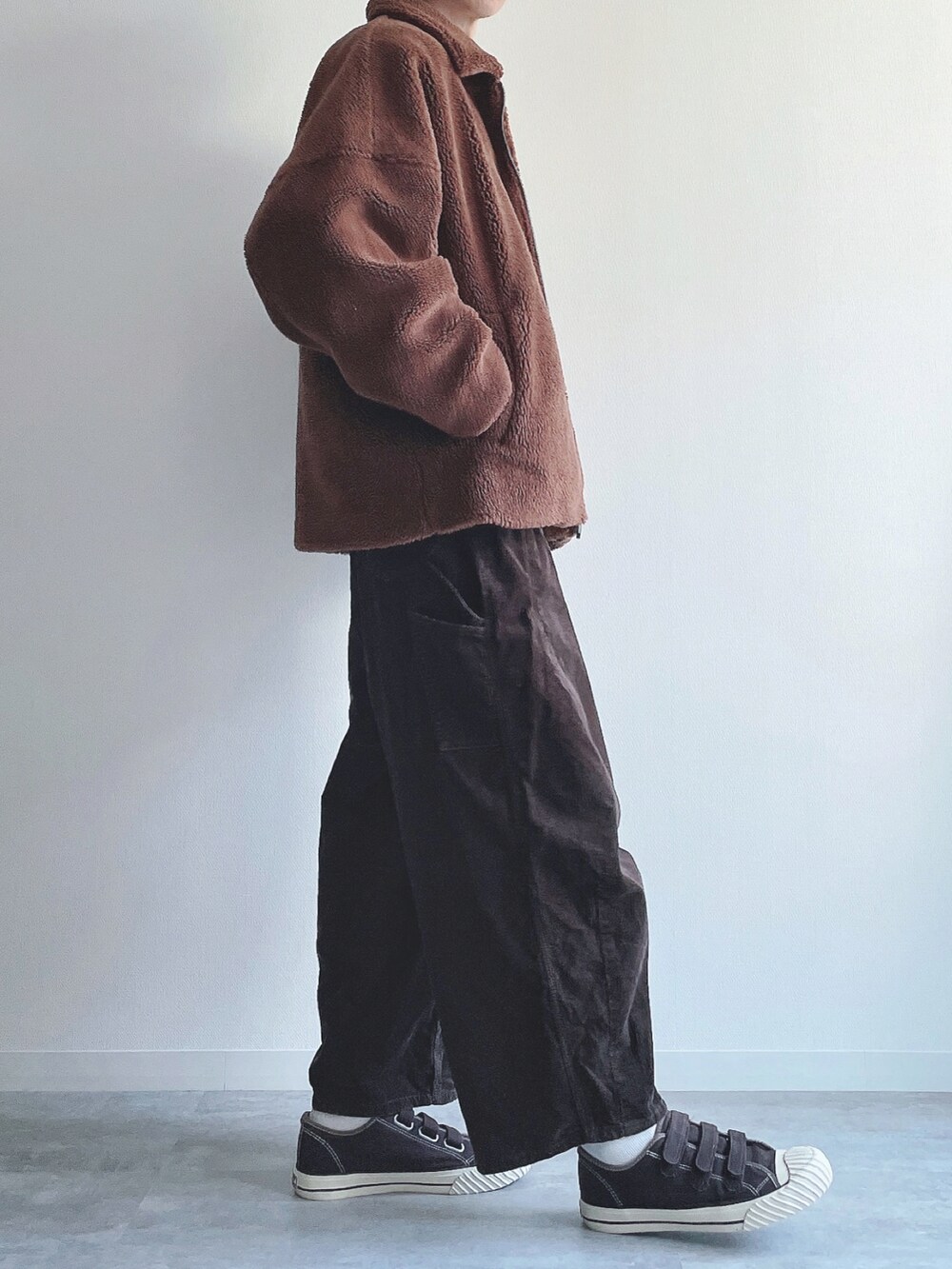 ブラウン系のジャケット/アウター、イエロー系のトップス、ブラウン系のその他パンツを着用したメンズの冬コーディネートの2枚目の写真