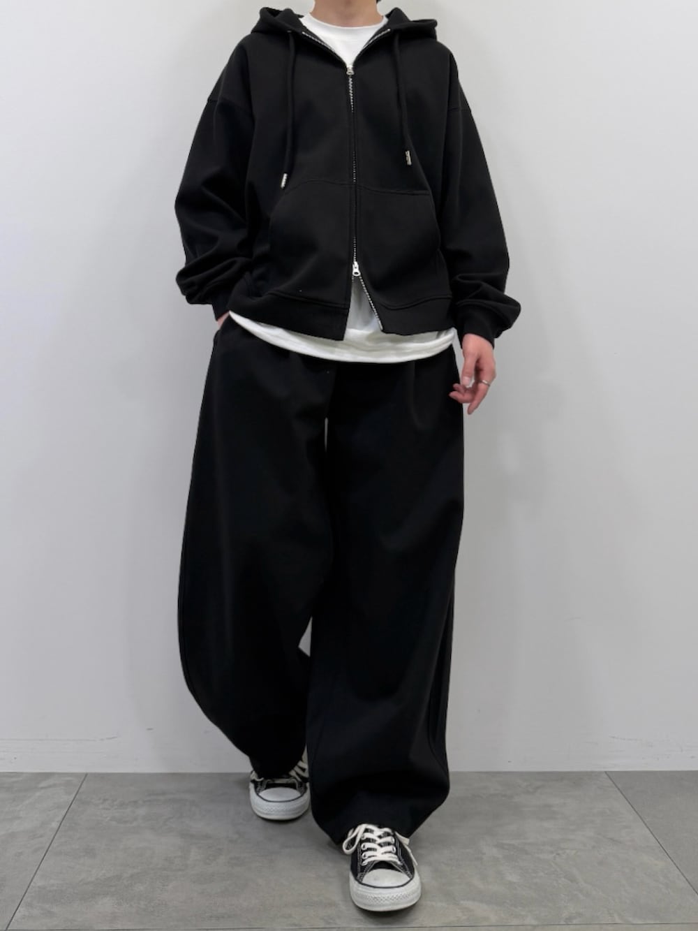 ブラック系のパーカー、ホワイト系のTシャツ/カットソー、ブラック系のその他パンツを着用したメンズの春コーディネートの2枚目の写真