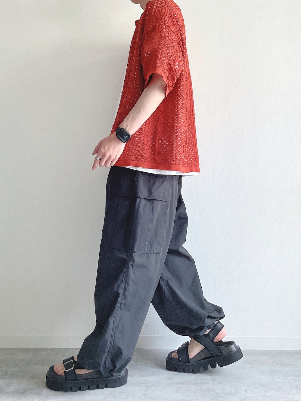 ブラウン系のシャツ/ブラウス、ホワイト系のTシャツ/カットソー、ブラック系のカーゴパンツを着用したメンズの夏コーディネートの3枚目の写真