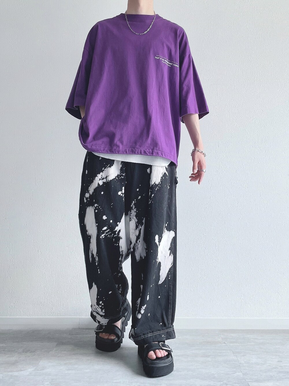 パープル系のTシャツ/カットソー、ホワイト系のタンクトップ、ブラック系のその他パンツを着用したメンズの夏コーディネートの5枚目の写真