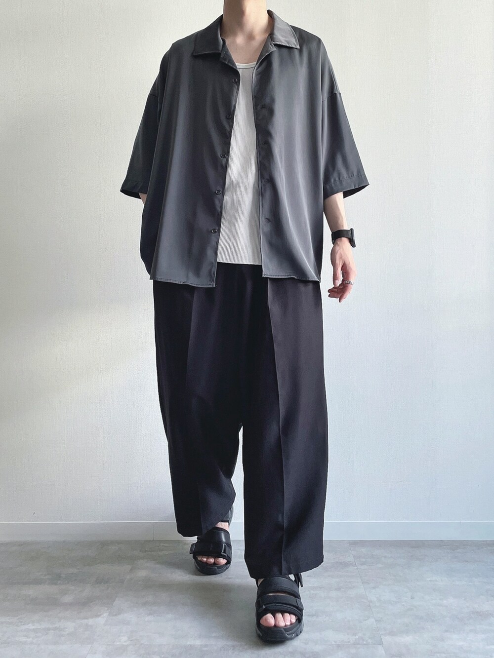 グレー系のシャツ/ブラウス、ホワイト系のタンクトップ、ブラック系のスラックスを着用したメンズの夏コーディネートの2枚目の写真