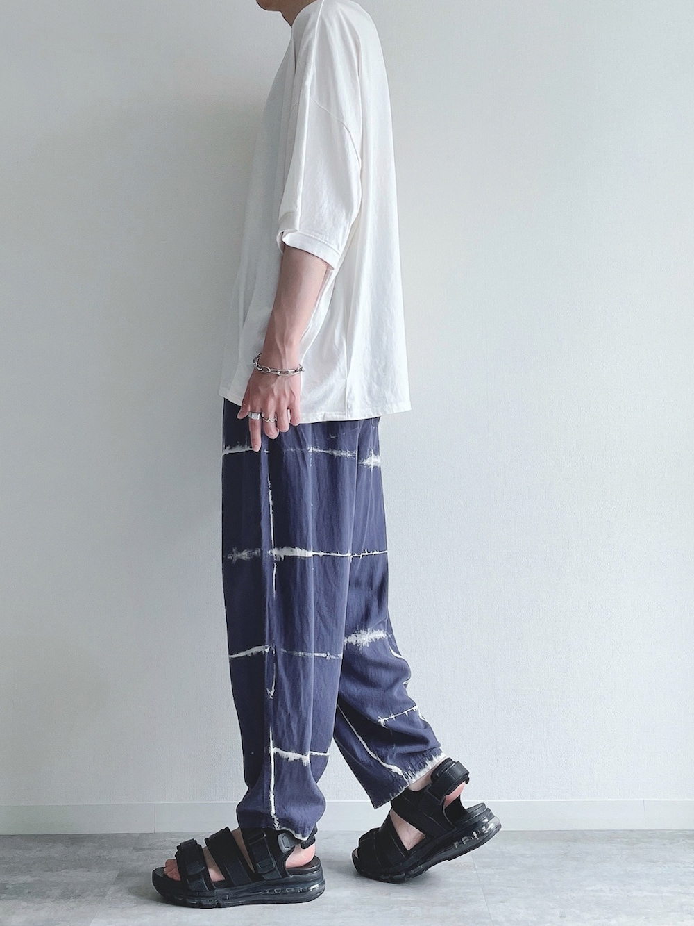 ホワイト系のTシャツ/カットソー、パープル系のその他パンツ、ブラック系のサンダルを着用したメンズの夏コーディネートの3枚目の写真