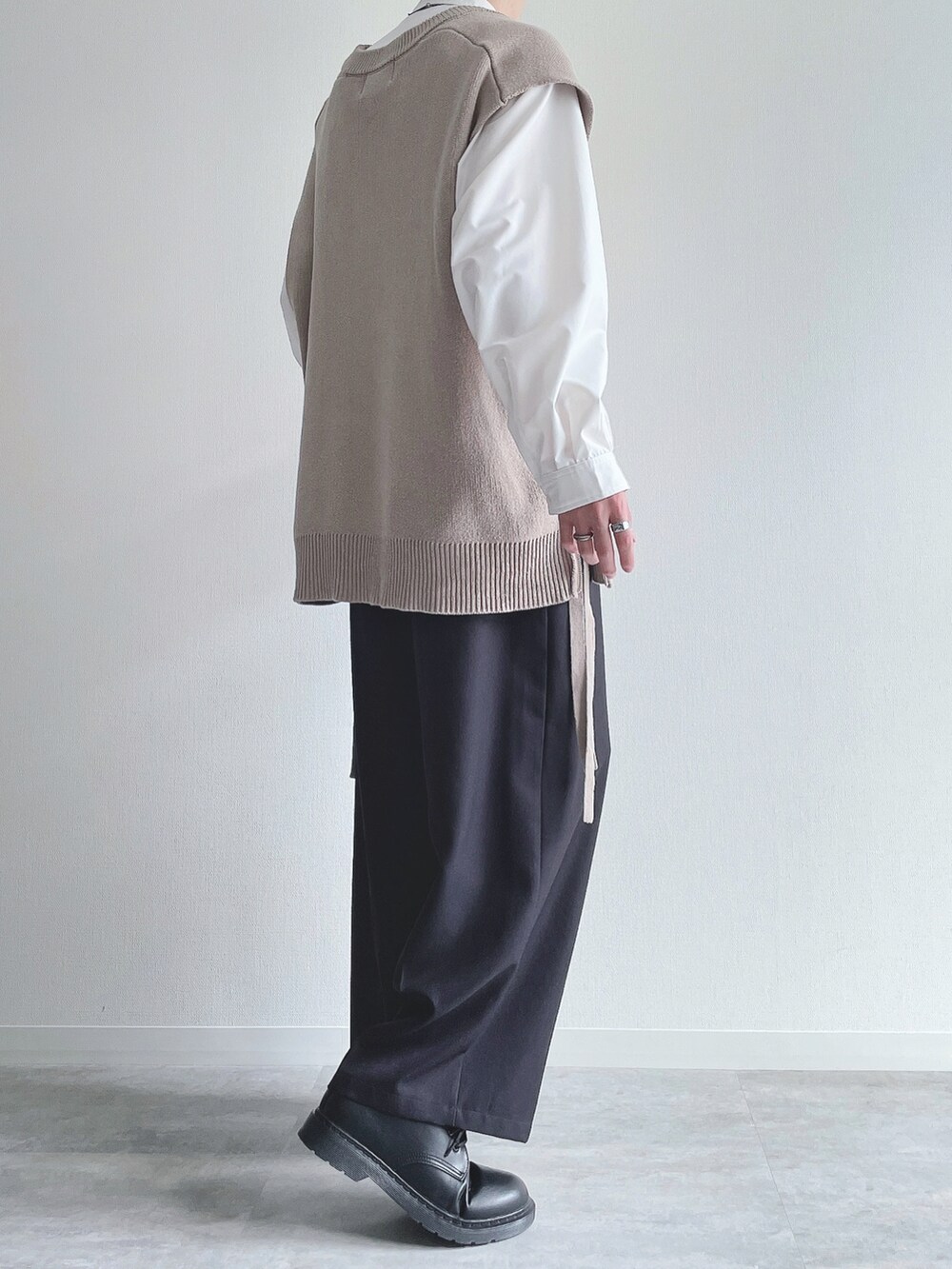 ベージュ系のベスト、ホワイト系のシャツ/ブラウス、ブラック系のスラックスを着用したメンズの秋コーディネートの4枚目の写真