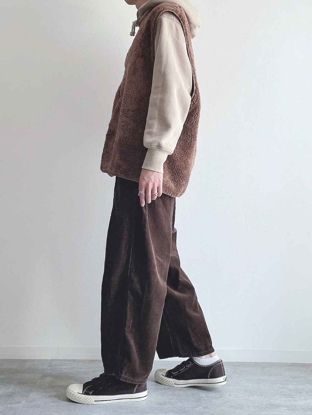 ブラウン系のベスト、ベージュ系のトップス、ブラウン系のその他パンツを着用したメンズの冬コーディネートの2枚目の写真