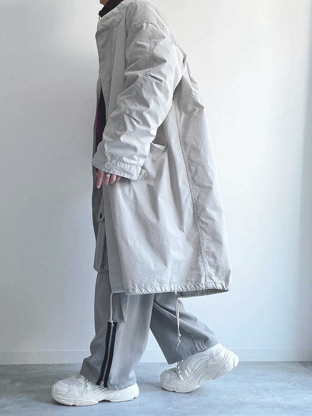 ホワイト系のその他アウター、パープル系のトップス、グレー系のカーゴパンツを着用したメンズの冬コーディネートの3枚目の写真