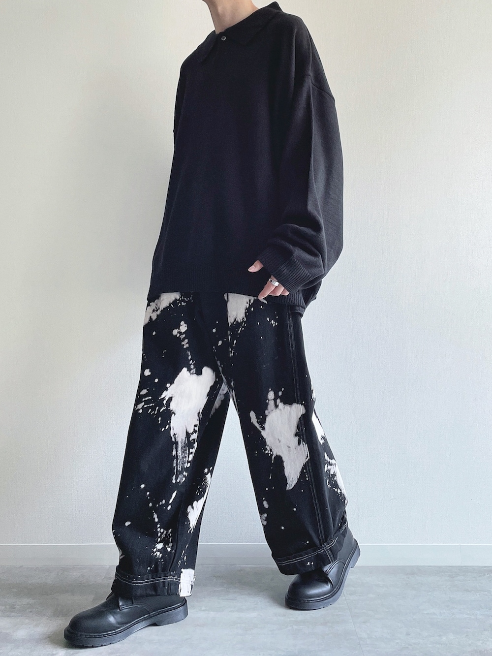 ブラック系のニット/セーター、ブラック系のその他パンツ、ブラック系のシューズを着用したメンズの春コーディネートの5枚目の写真