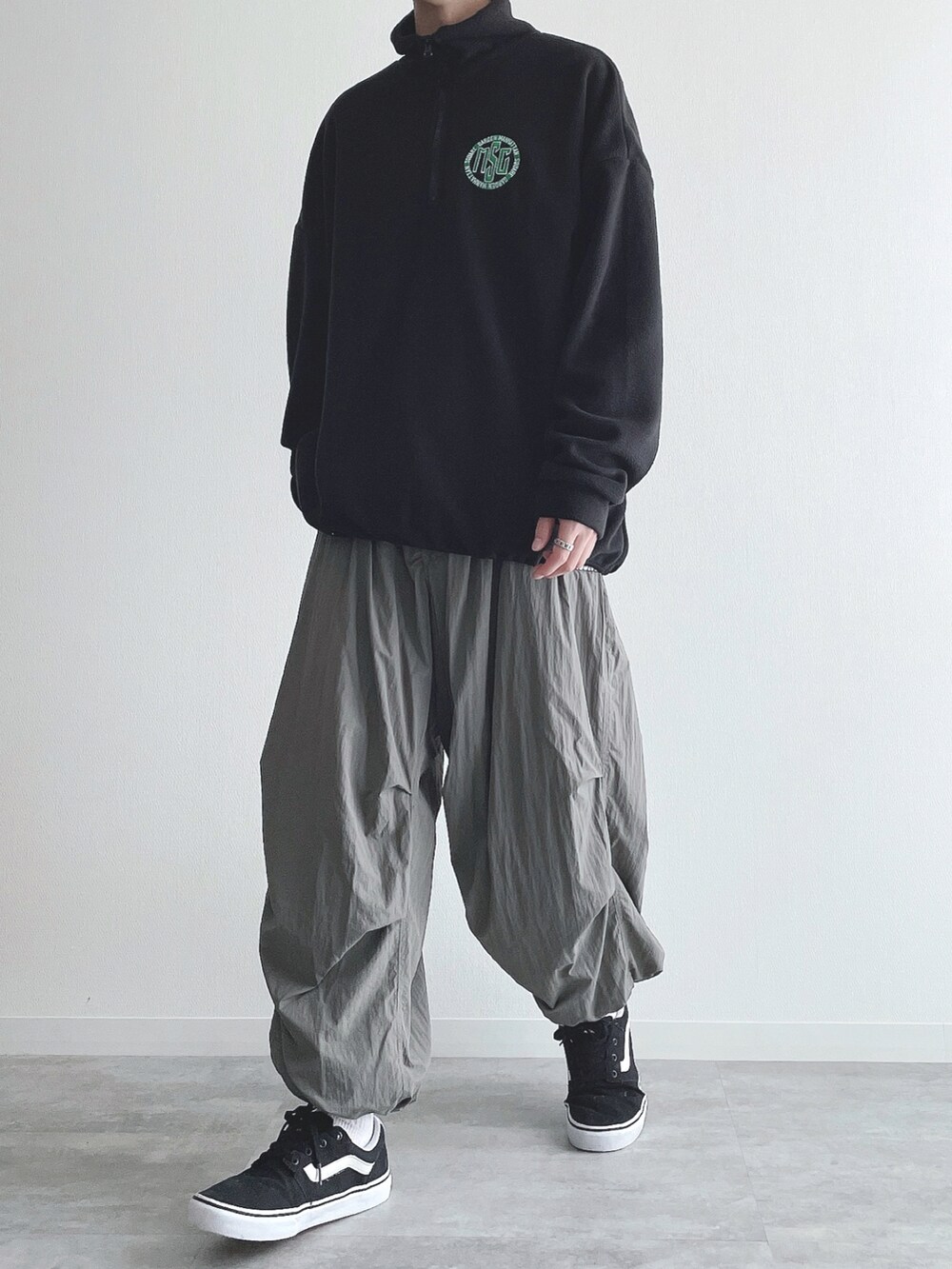 ブラック系のスウェット、ホワイト系のTシャツ/カットソー、グレー系のその他パンツを着用したメンズの秋コーディネートの5枚目の写真