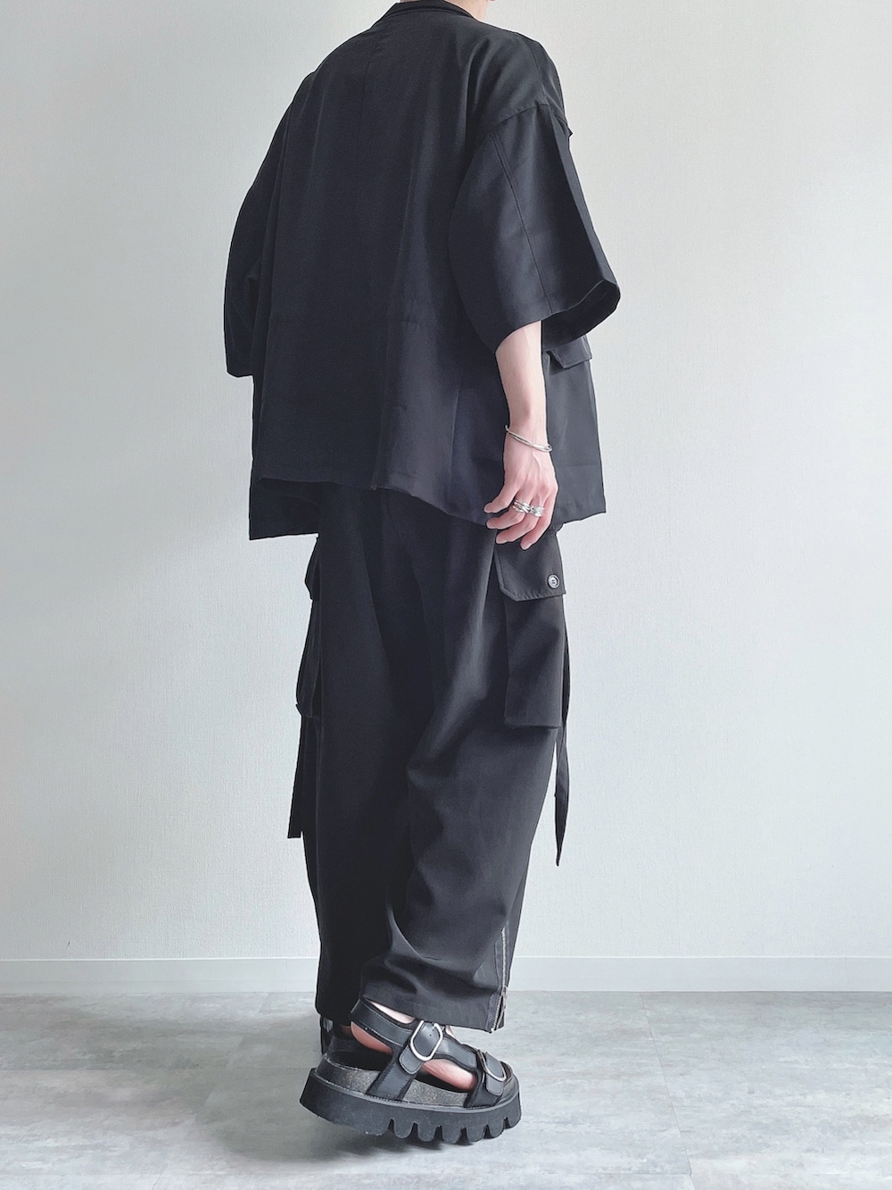 ブラック系のシャツ/ブラウス、ホワイト系のTシャツ/カットソー、ブラック系のカーゴパンツを着用したメンズの春コーディネートの4枚目の写真