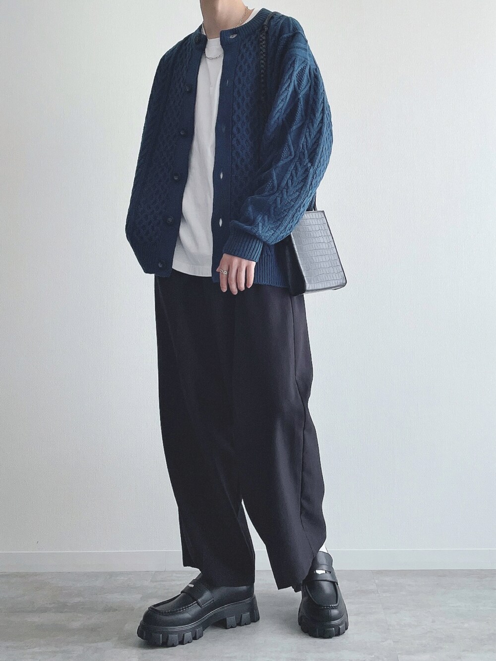 ブルー系のトップス、ホワイト系のTシャツ/カットソー、ブラック系のスラックスを着用したメンズの秋コーディネートの2枚目の写真