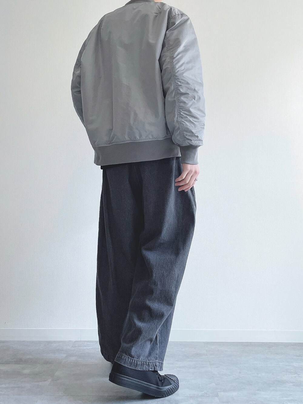 グレー系のジャケット/アウター、ブラック系のトップス、ブラック系のデニムパンツを着用したメンズの冬コーディネートの3枚目の写真