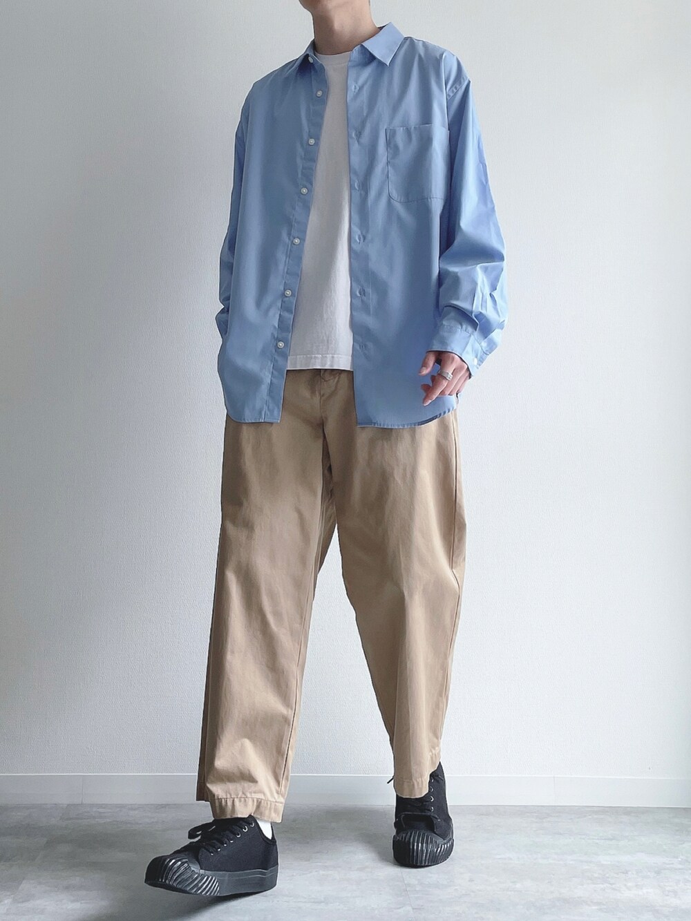 ブルー系のトップス、ベージュ系のその他パンツ、ブラック系のスニーカーを着用したメンズの春コーディネートの5枚目の写真