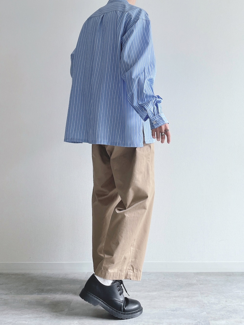 ブルー系のシャツ/ブラウス、ホワイト系のTシャツ/カットソー、ベージュ系のその他パンツを着用したメンズの秋コーディネートの3枚目の写真