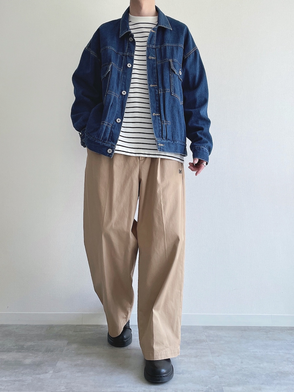 ブルー系のジャケット/アウター、ホワイト系のTシャツ/カットソー、ベージュ系のチノパンツを着用したメンズの春コーディネートの2枚目の写真