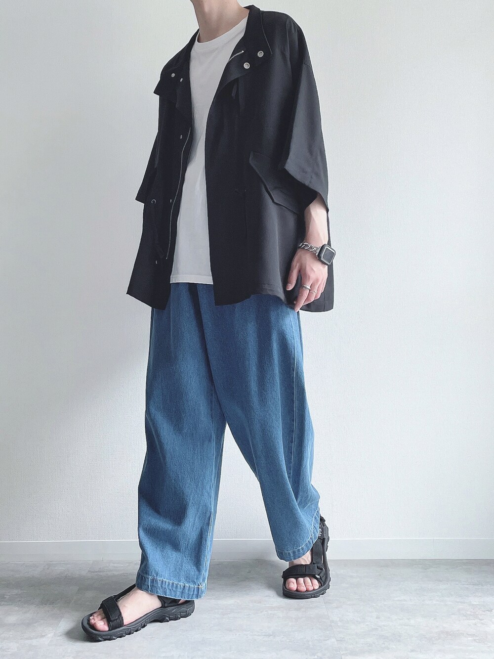 ブラック系のシャツ/ブラウス、ホワイト系のTシャツ/カットソー、ブルー系のデニムパンツを着用したメンズの夏コーディネートの5枚目の写真