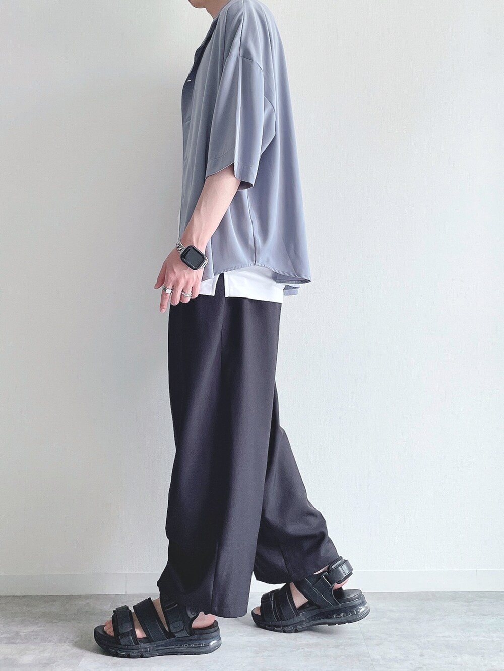 ブルー系のシャツ/ブラウス、ホワイト系のタンクトップ、ブラック系のスラックスを着用したメンズの夏コーディネートの3枚目の写真