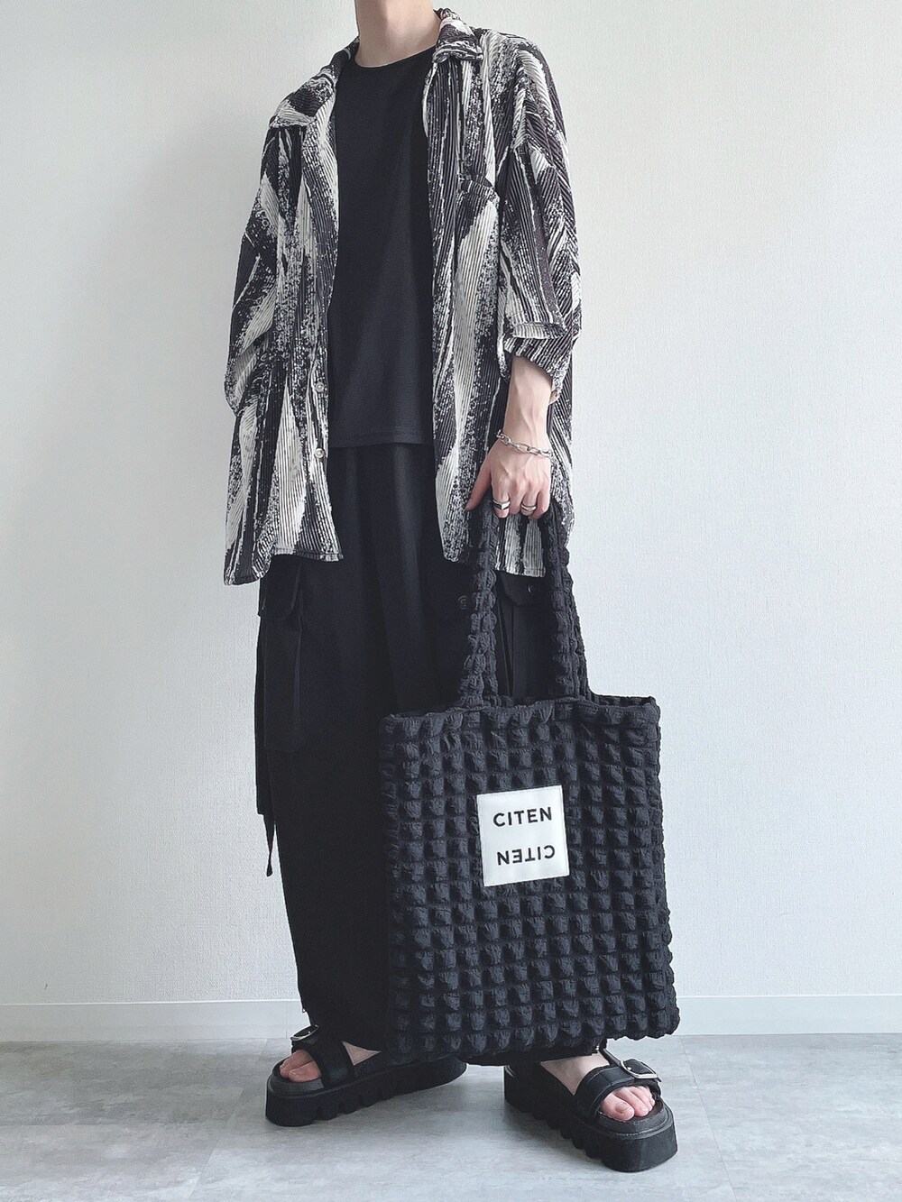 ホワイト系のシャツ/ブラウス、ブラック系のTシャツ/カットソー、ブラック系のカーゴパンツを着用したメンズの夏コーディネートの2枚目の写真