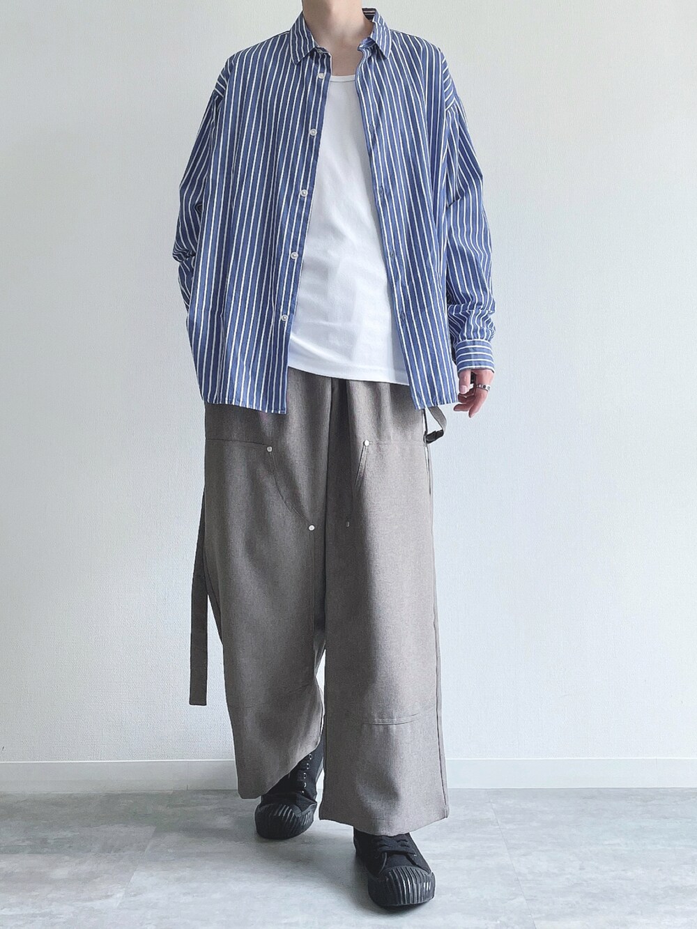 ブルー系のシャツ/ブラウス、ホワイト系のタンクトップ、ベージュ系のスラックスを着用したメンズの秋コーディネートの2枚目の写真