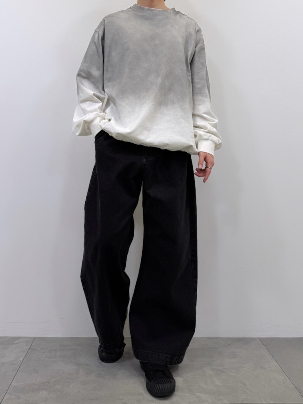 ホワイト系のTシャツ/カットソー、ブラック系のデニムパンツ、ホワイト系のTシャツ/カットソーを着用したメンズの春コーディネートの5枚目の写真