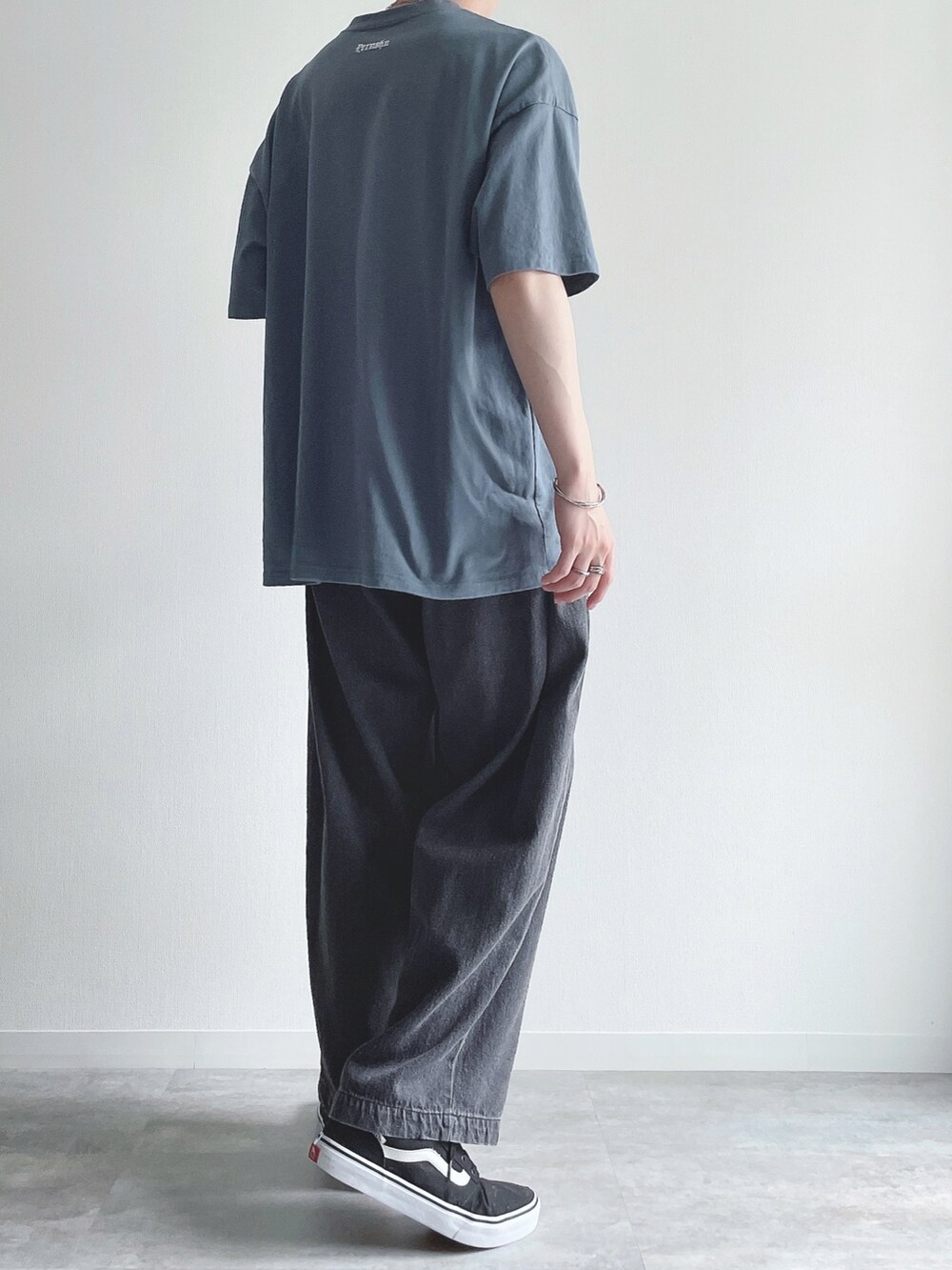 ブルー系のTシャツ/カットソー、ブラック系のデニムパンツ、ブラック系のスニーカーを着用したメンズの夏コーディネートの4枚目の写真