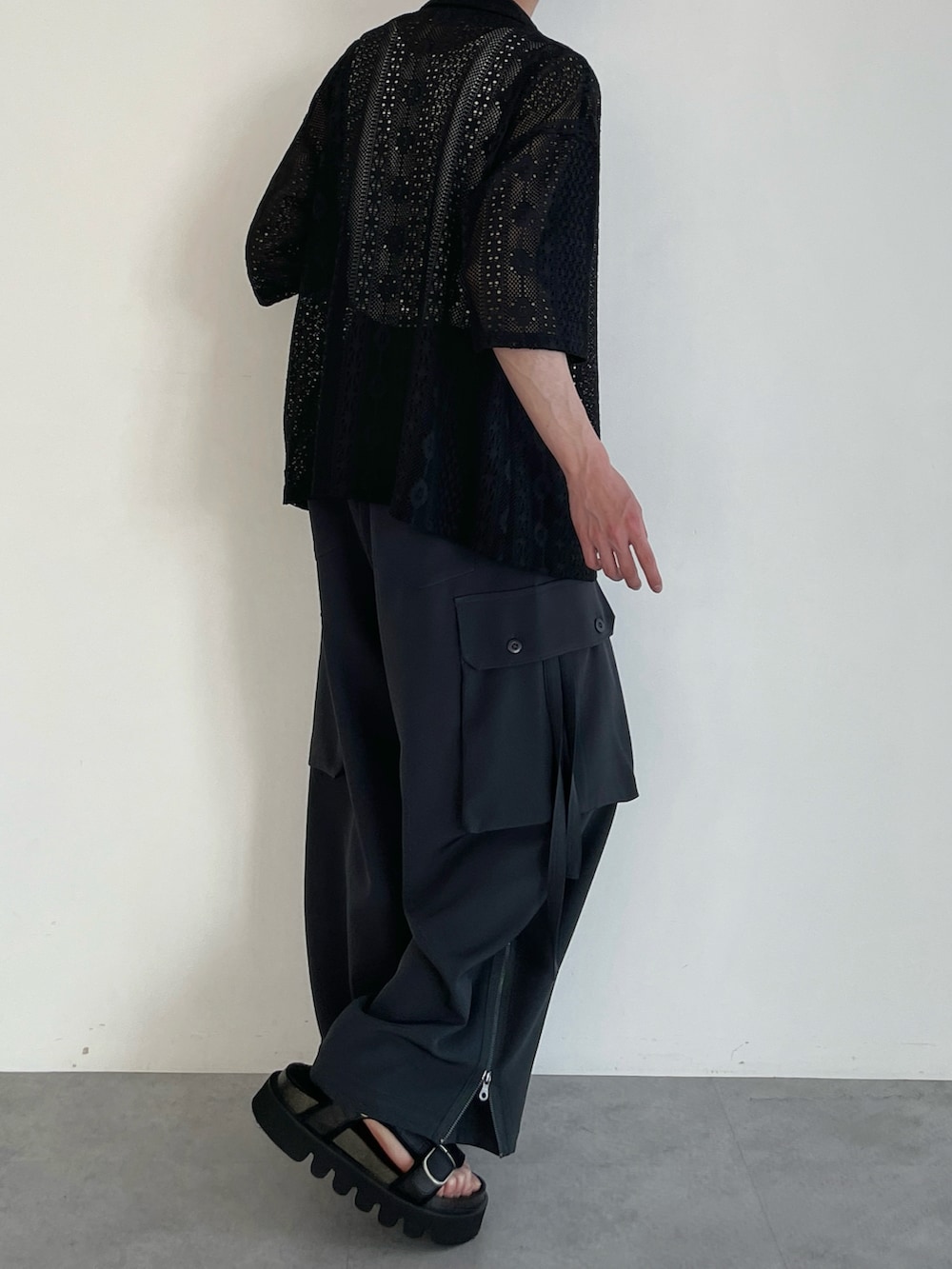 ブラック系のシャツ/ブラウス、ホワイト系のタンクトップ、グレー系のその他パンツを着用したメンズの春コーディネートの4枚目の写真