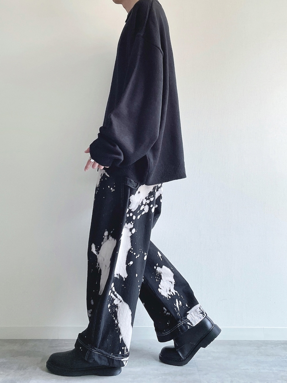 ブラック系のニット/セーター、ブラック系のその他パンツ、ブラック系のシューズを着用したメンズの春コーディネートの3枚目の写真