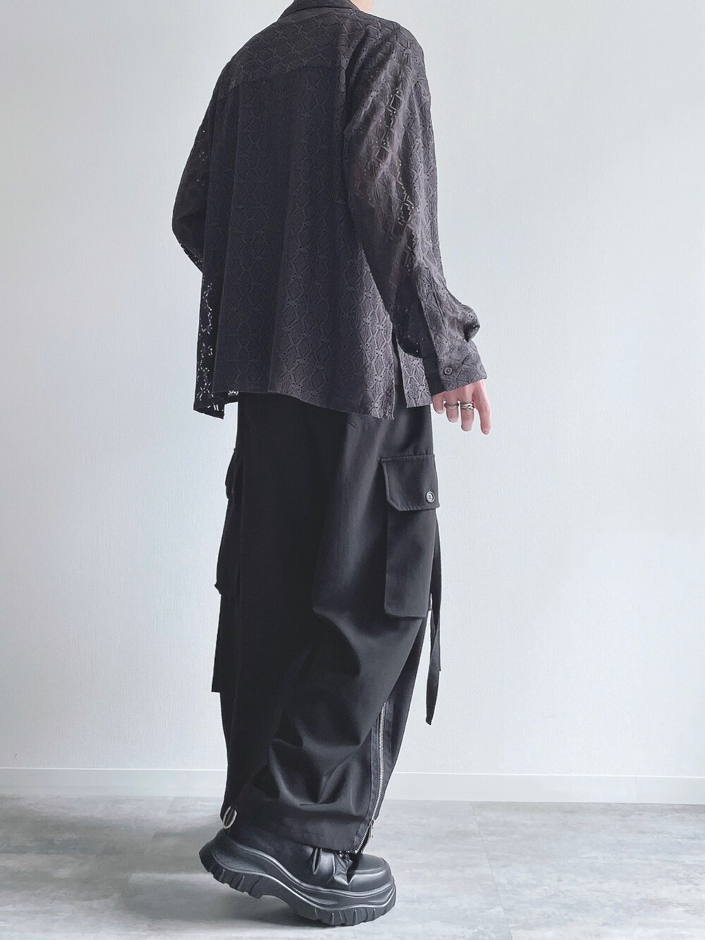 グレー系のシャツ/ブラウス、ブラック系のタンクトップ、ブラック系のカーゴパンツを着用したメンズの秋コーディネートの4枚目の写真