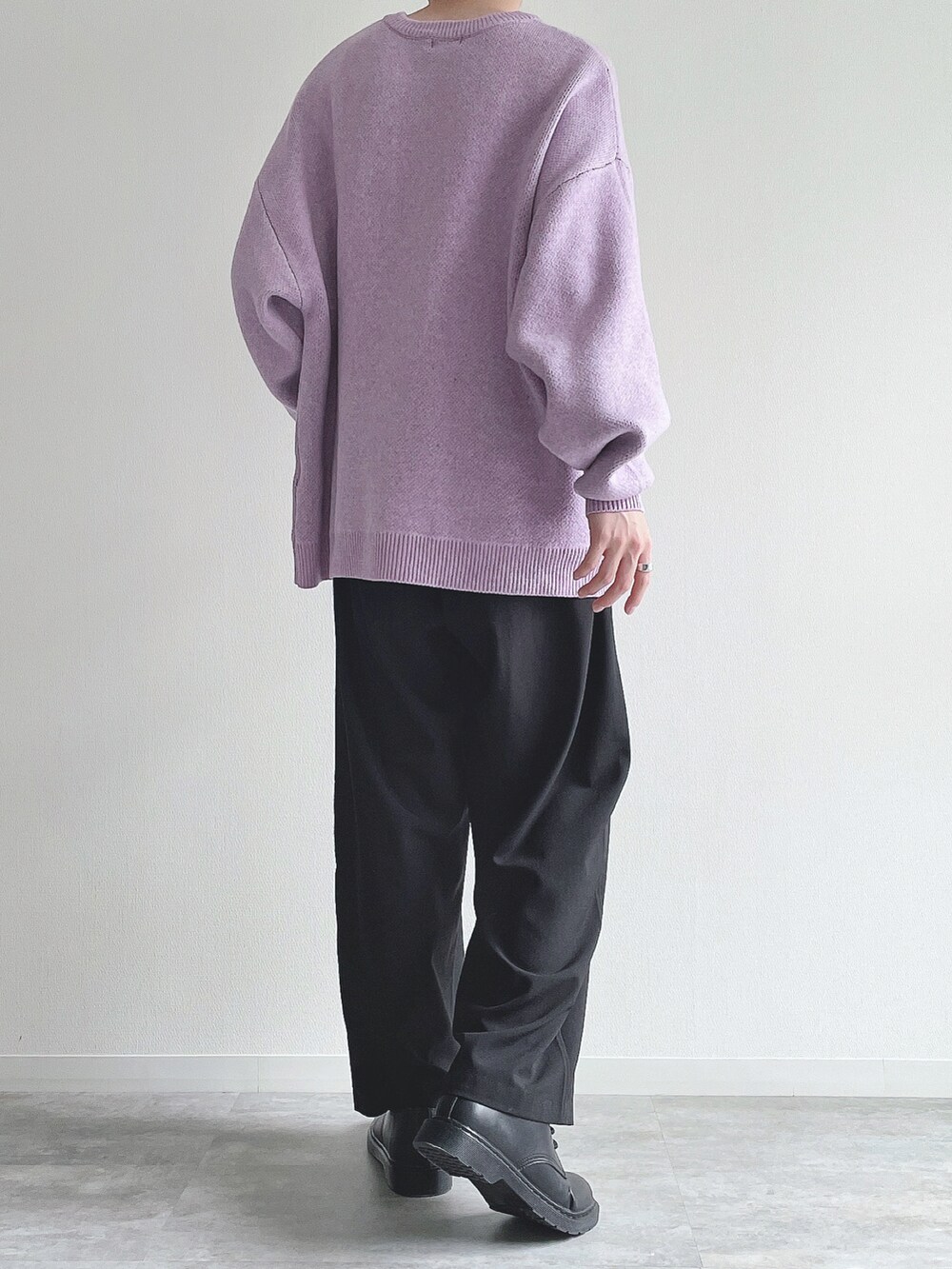 パープル系のニット/セーター、ブラック系のスラックス、ブラック系のドレスシューズを着用したメンズの冬コーディネートの3枚目の写真