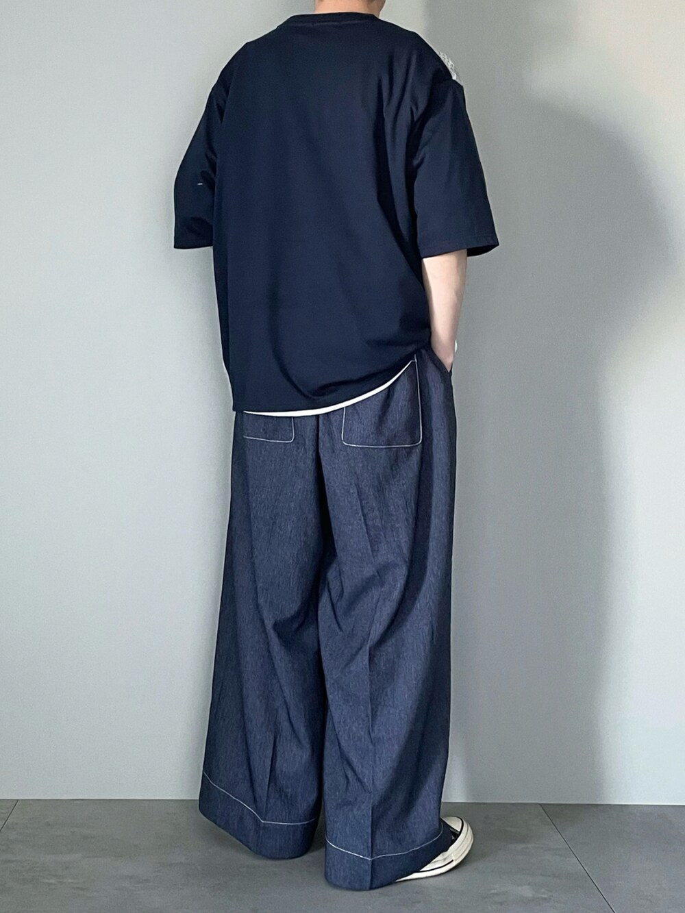 ブルー系のTシャツ/カットソー、ブルー系のデニムパンツ、ブラック系のスニーカーを着用したメンズの夏コーディネートの3枚目の写真