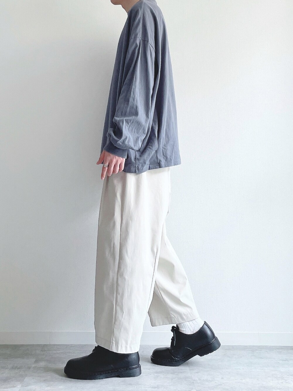 ブルー系のTシャツ/カットソー、ホワイト系のその他パンツ、ブラック系のドレスシューズを着用したメンズの春コーディネートの2枚目の写真