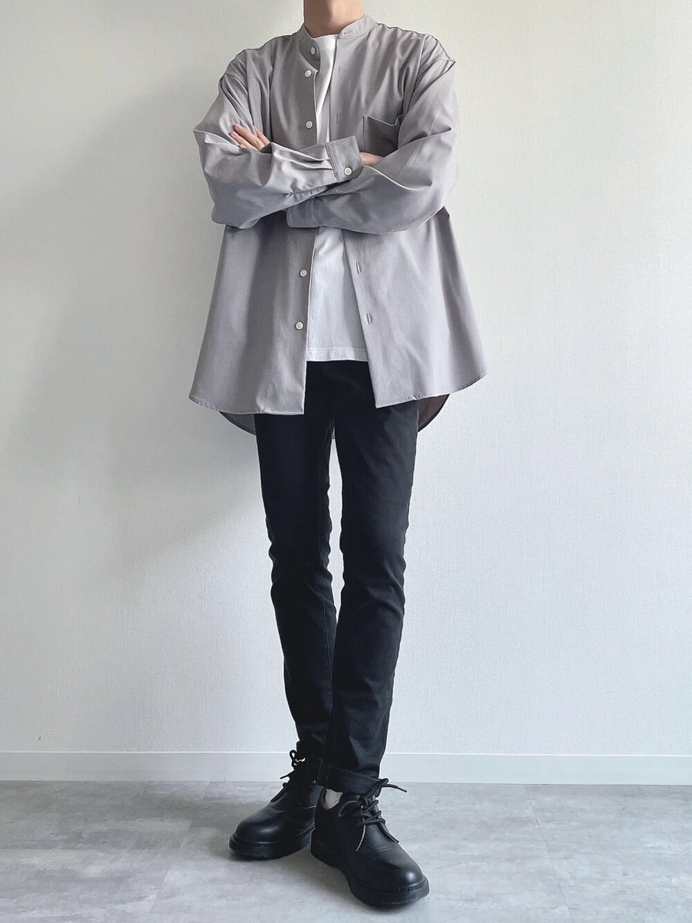 グレー系のトップス、ホワイト系のTシャツ/カットソー、ブラック系のパンツを着用したメンズの春コーディネートの5枚目の写真